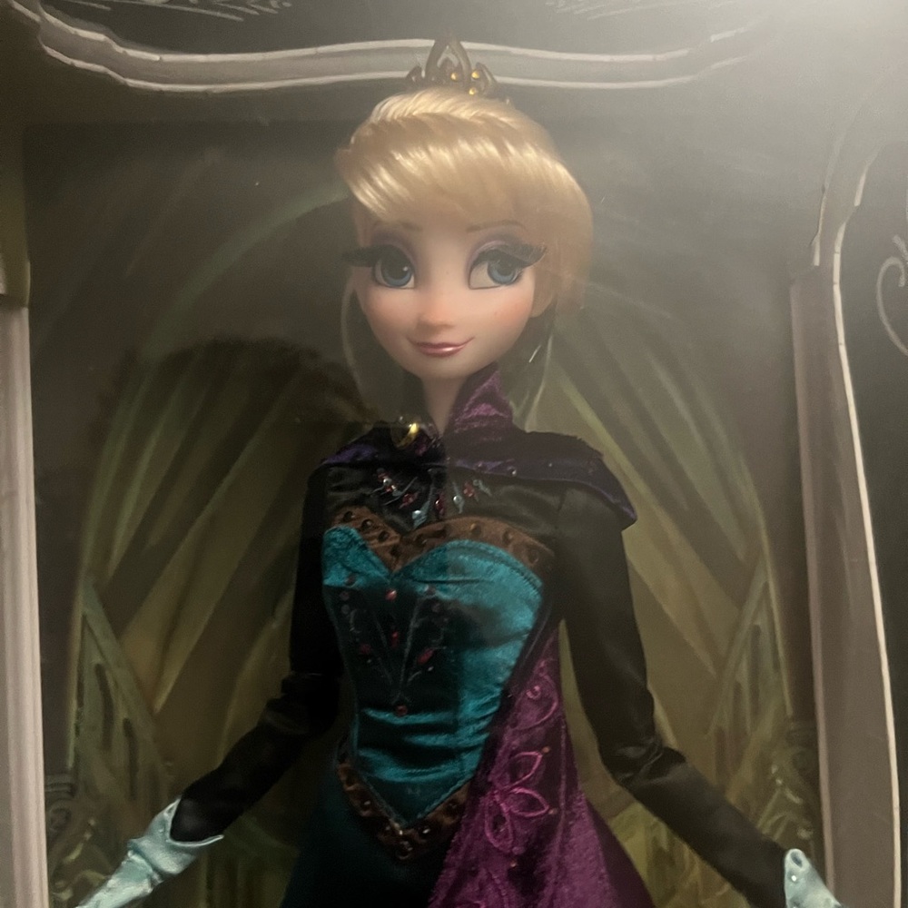 Disney Elsa Limited Edition Doll - - Picture 7 of 12